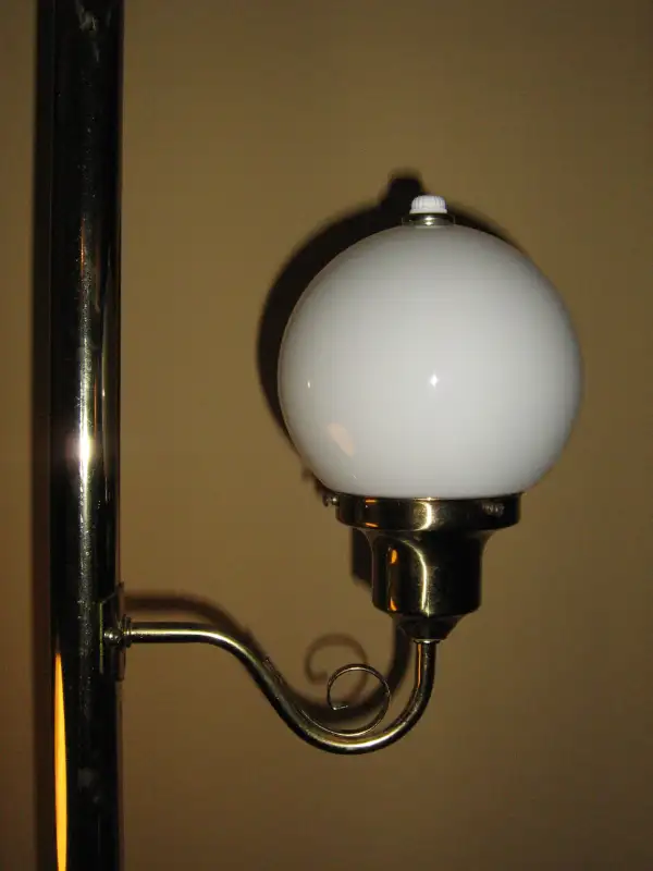 Vintage Floor to Ceiling Tension Pole Lamp w/White Glass Globes in Indoor Lighting & Fans in City of Toronto - Image 9