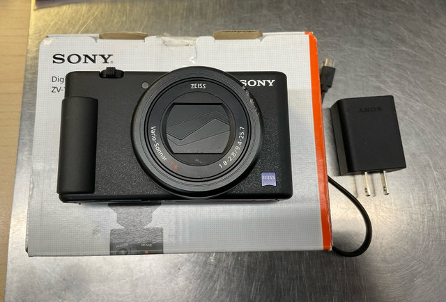 Sony Digital Camera ZV-1 in Cameras & Camcorders in North Bay