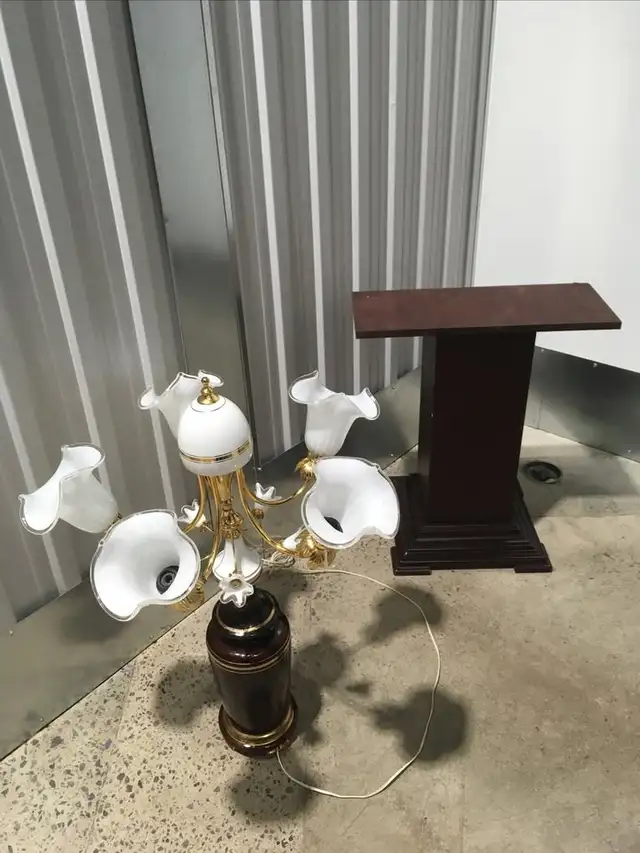 Mid Century White Italian Murano Glass Tulip Table Lamp - $280 in Indoor Lighting & Fans in City of Montréal - Image 7