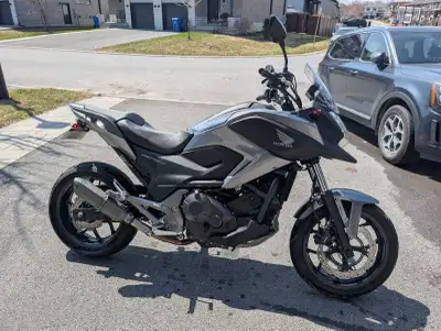 Honda NC750X 2015 Seulement 13 010 km. C'est une excellente moto pour débutants ou intermédiaires. E...