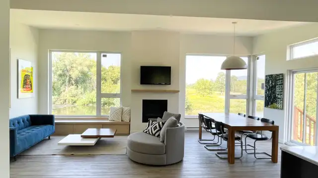 Chalet en bord d'eau à Bromont in Quebec in Canada - Image 2