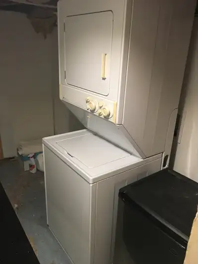 Maytag : Laveuse et sécheuse superposées, View more
