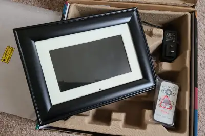 (**Price Dropped) 99% new - 7" LCD digital photo frame, View more