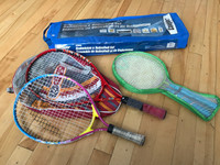 Lot de raquettes de tennis et badminton junior