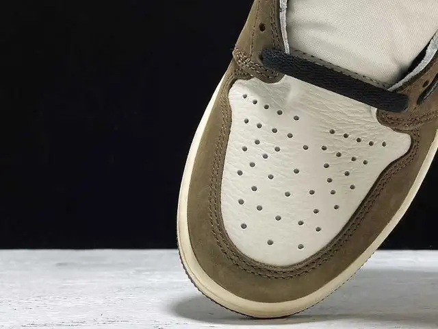 AIR JORDAN 1 HIGH OG TS SP 'Travis Scott' -  Size 8.5 in Men's Shoes in Québec City - Image 9