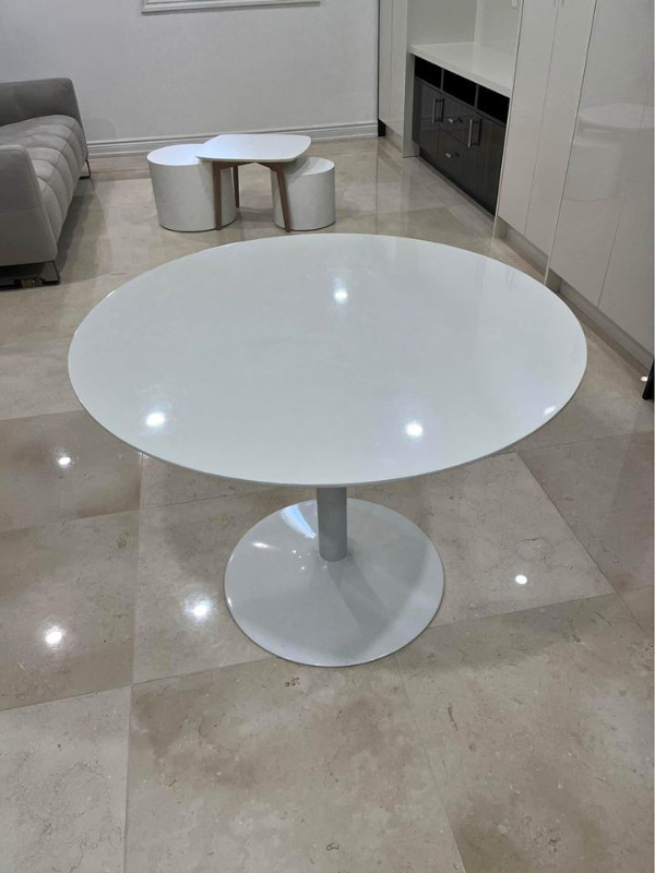 Pedastal table Round White Dinng Tables for sale in Dining Tables & Sets in City of Toronto - Image 2