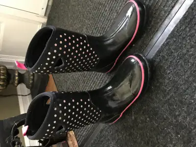 Girls Black Storm boots Size 6, View more