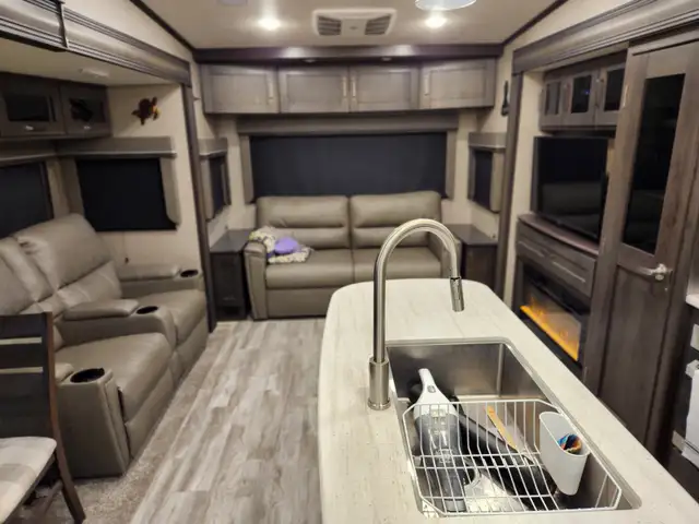 2021 Grand Design Refection 303RLS Fifth Wheel Trailer in Travel Trailers & Campers in Vernon - Image 6