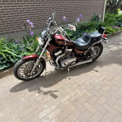 Suzuki Intruder 750 (1985) V-twin - starts, idles and runs great. Brand new battery, recently cleane...