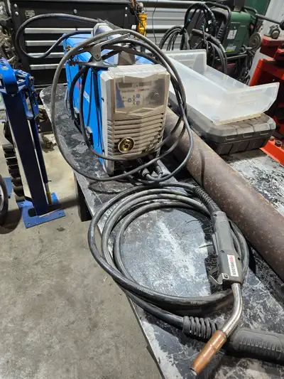 Yeswelder mig205-ds mig welder with heavy duty tweco #2 type mig gun. Set up for flux core currently...