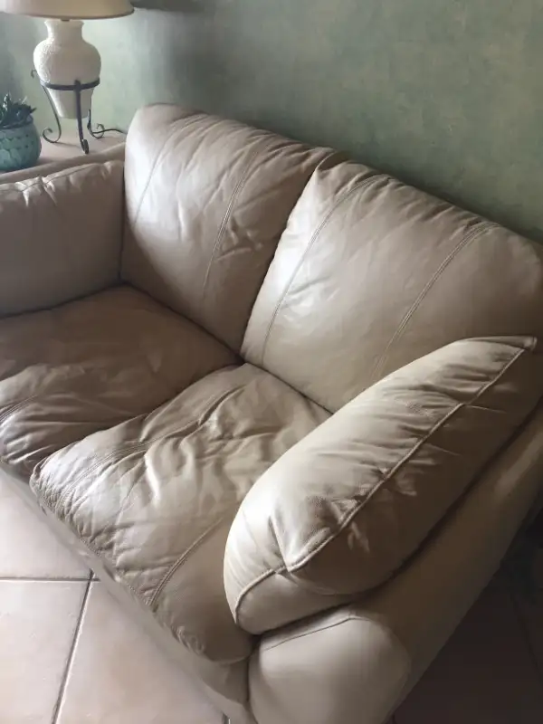 Causeuse en vrai Cuir, Ivoire**all-leather Loveseat, Ivory in Couches & Futons in Laval / North Shore - Image 10