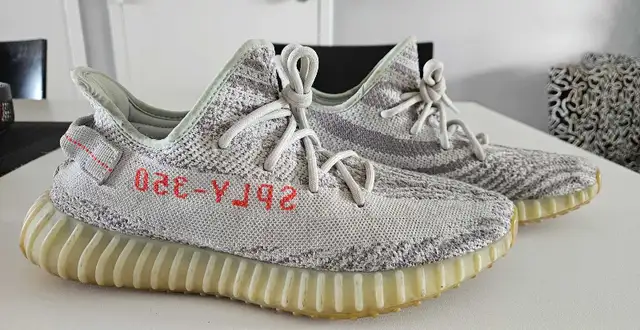 Chaussures Yeezy Blue Tint! Excellente condition! in Men's Shoes in Granby - Image 2
