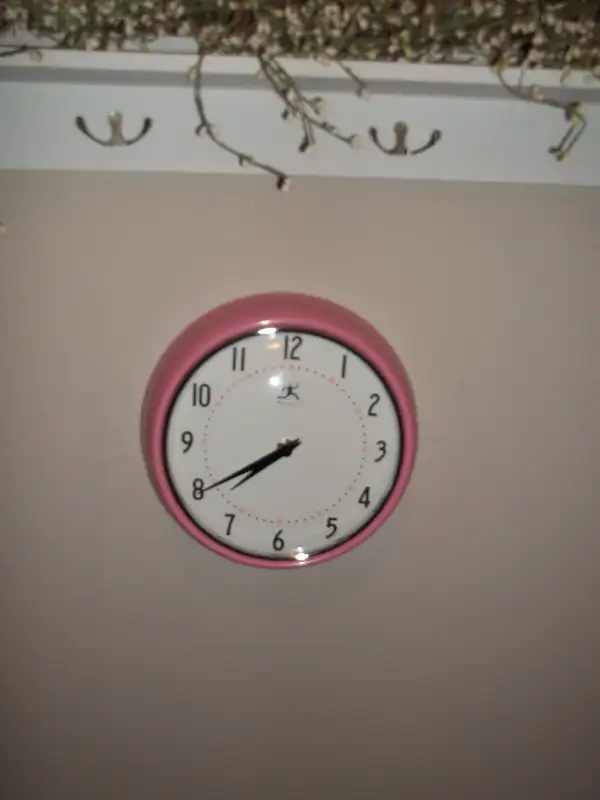 GREAT VINTAGE LOOKING CLOCK64722634587906120