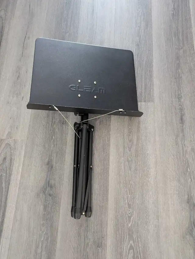 Near new Gleam music stand