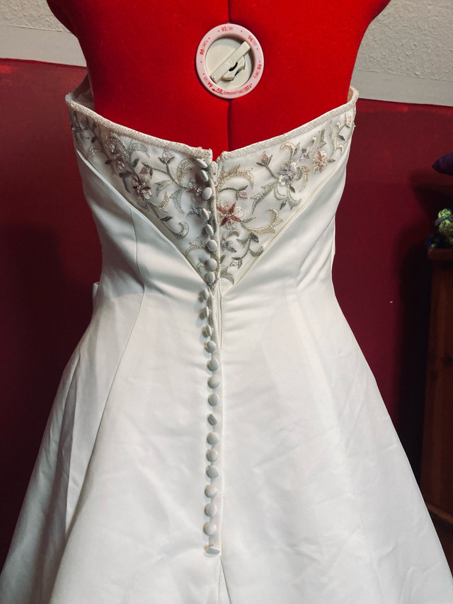 Size 12 Wedding Dress in Wedding in Hamilton - Image 3