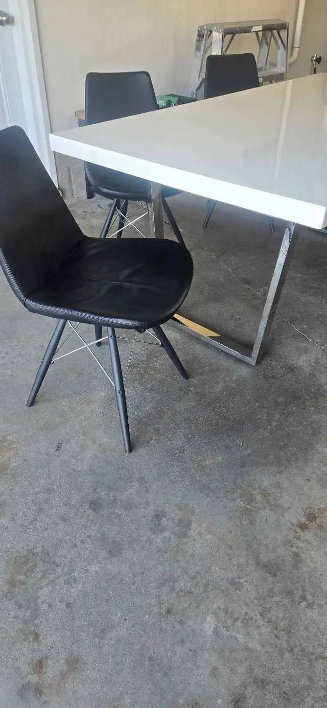 MODERN DINING TABLE WITH CHAIRS in Dining Tables & Sets in Hamilton - Image 4