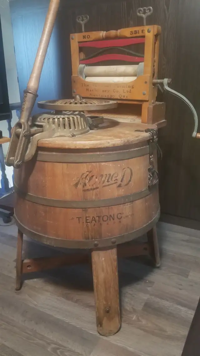 Antiquité, laveuse en bois Eaton in Arts & Collectibles in Lévis - Image 2