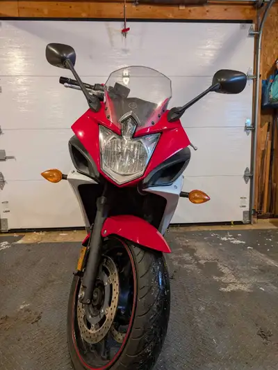 Yamaha fz6r 2014 rouge Je suis le 3e propriétaire 2 pneus en bon état Chaîne va être à changer Moto...