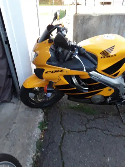 Ready for a new owner i don't drive bikes but i have a honda cbr600 F4 asking 4500 or best offer