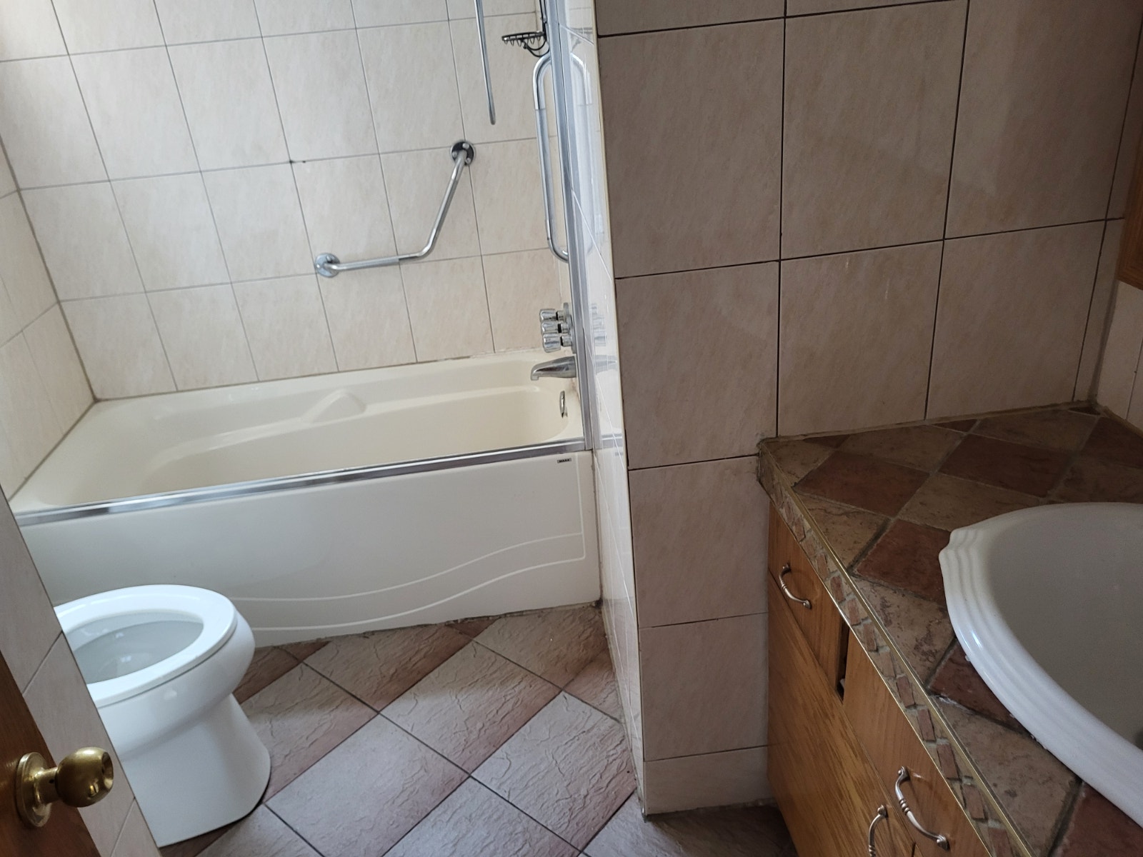 Grand 5 1/2  RDC Duplex avec Electricité incluse — photo 2