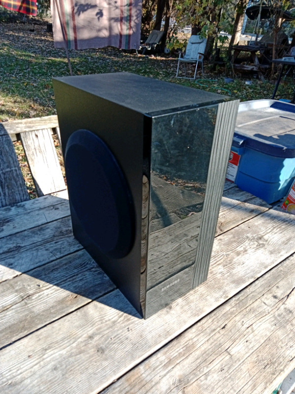 Samsung Non-Amplified Subwoofer With Cable, Clean Clear Sound in Speakers in Oshawa / Durham Region - Image 2