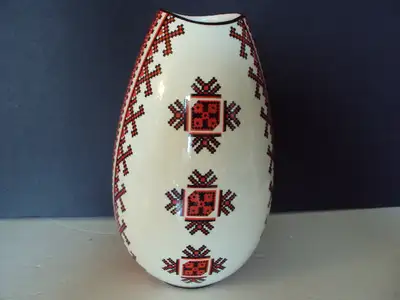VASE IS 10 INCHES TALL AND IN GRAET CONDITION SORRY I DON'T SHIP I LIVE IN KESWICK