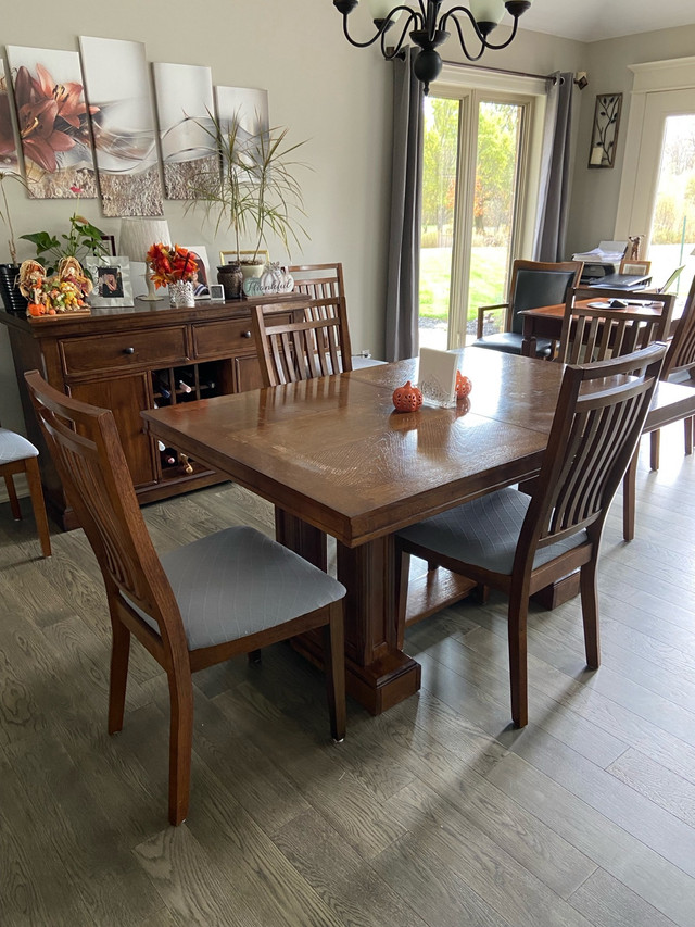 Dining set in Dining Tables & Sets in St. Catharines