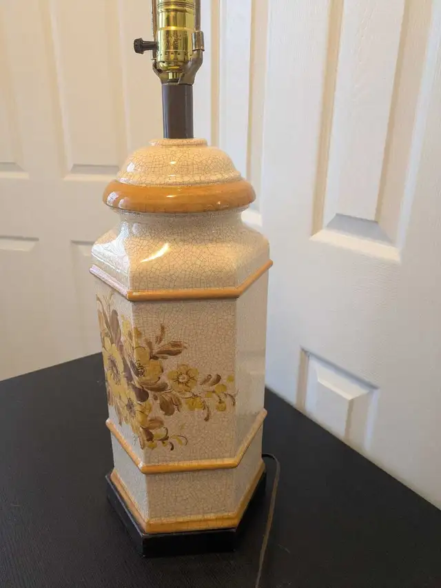 Large MCM table lamp, speckled ceramic floral design in Indoor Lighting & Fans in Ottawa - Image 4