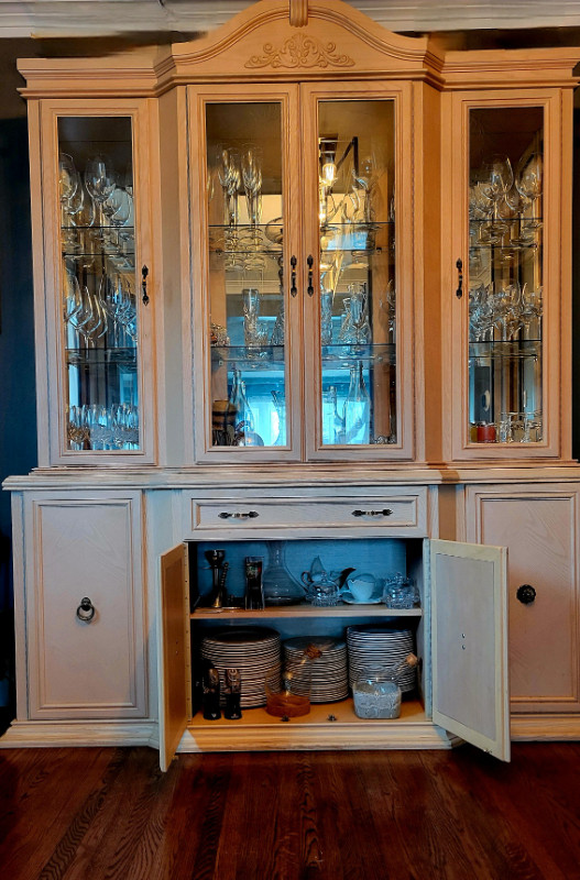 Solid Maple Dining Room Hutch in Excellent Condition in Hutches & Display Cabinets in City of Toronto - Image 2