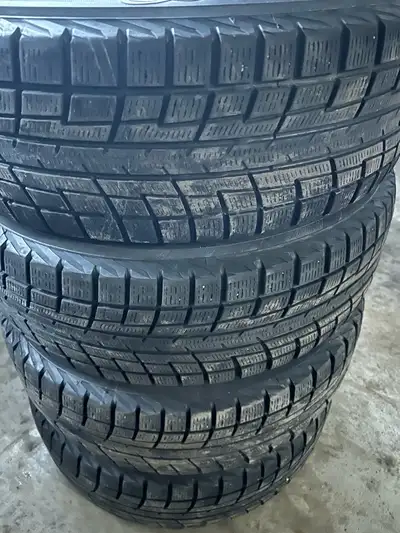 Yokohama IG52 4 X pneus usagés installés sur Corolla 2014, profondeur est environ 5 mm au centre et...