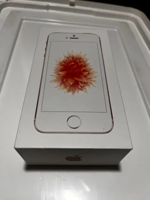 iPhone SE in Cell Phones in Cambridge - Image 2