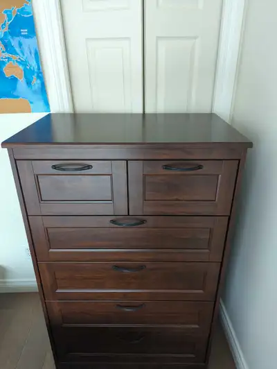 Sturdy Dresser in great condition. Dimensions: 49.5 x 32 x 19.75 Inches Message me if interested