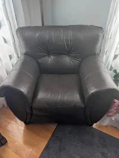 Fautuil en cuir brun, très propre, peu d'usure. 125$