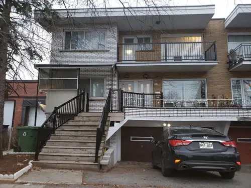 Beautiful well lite Duplex main floor, fully furnished, 3BR and 2 bathrooms walking closet in Master...