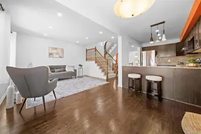 Title = Private Room for Rent This private room is available in an end-unit townhouse, just a 5-minu...