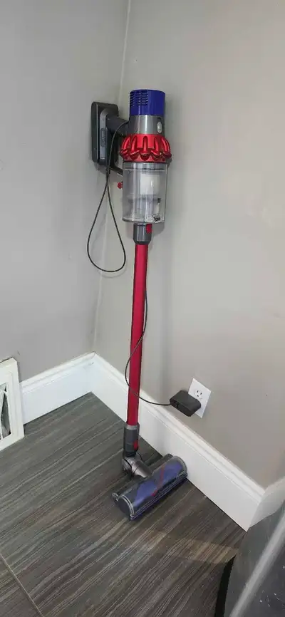 Keep your home spotless with this Dyson Cordless Stick Vacuum. This vacuum is used but in good condi...