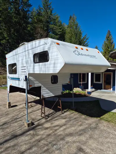 This 2001 Adventurer 810WS is a Canadian-Made spacious truck camper in excellent condition. Less tha...