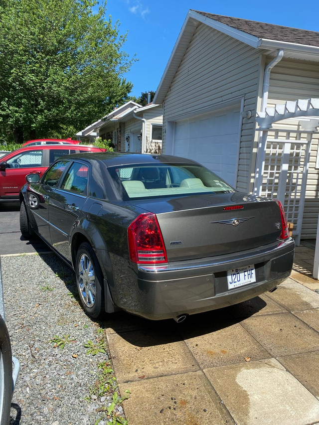 chrysler 300 2010 tout équipé dans Autos et camions  à Ville de Québec - Image 4