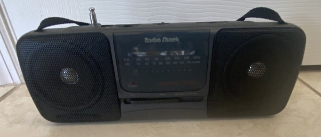 VINTAGE RADIO SHACK BOOMBOX STYLE AM/FM/FM STEREO RADIO in Other in Kitchener / Waterloo