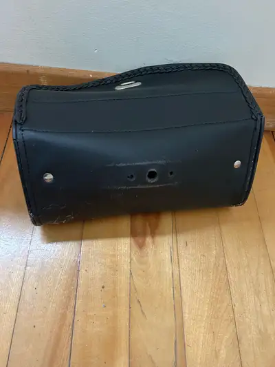 This black windshield bag is designed to provide convenient storage for small items on your motorcyc...
