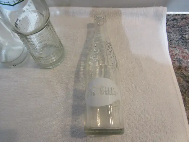 OLD GLASS BOTTLE64519992613891124