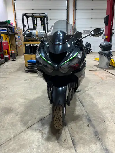 2013 ZX14 R ABS. Bike is in excellent condition. Original owner.No cracks, scrapes etc. 3M paint pro...