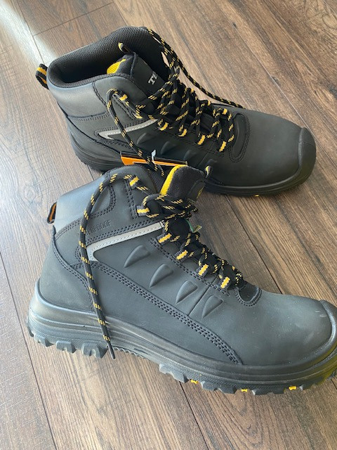 Safety boots in Men's Shoes in Oakville / Halton Region - Image 2