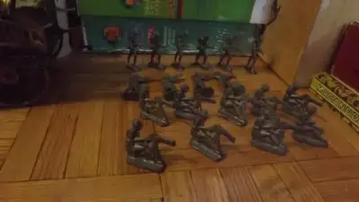 19 VINTAGE  LEAD METAL TOY SOLDIERS/ARMY MEN BUNDLE DEAL, View more