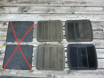 6 tapis d’hiver pour places arrière. Modèles variés. 5$/ch