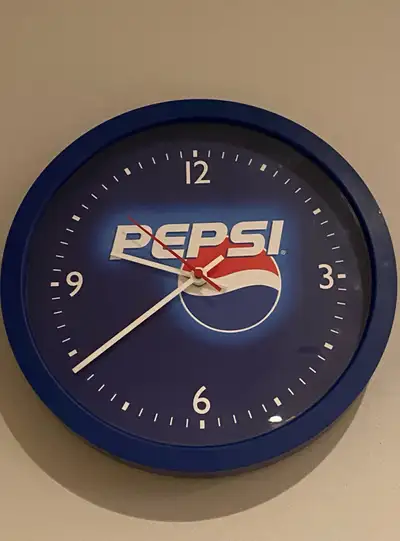 Offered is a nice Pepsi collectible clock. Based on the style of logo, it should date between 1997-2...
