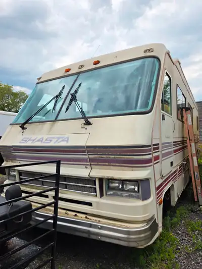 1989 Chevrolet P30 Shasta Motorhome Approx 33ft long, we have keys for it. Make us an offer. Sold as...