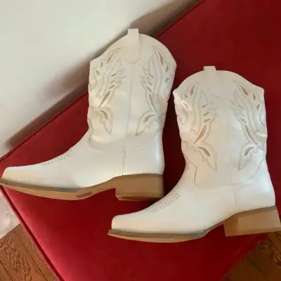 Brand NEW Dream Paris White Cowboy Boots — Size 7.5 Women Located near McCowan and Sheppard area in...