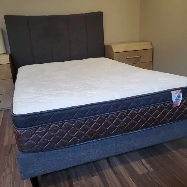 chambre à coucher italienne+futon gratuit in Beds & Mattresses in Longueuil / South Shore - Image 8