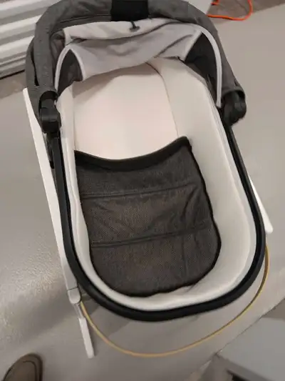 This beset with rocker is perfect for your baby! It is in like new condition. * Suitable from birth...